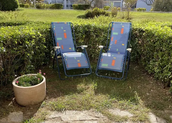 Classe Et Son Jardin A 2 Pas De La - Ac Fibre Parking