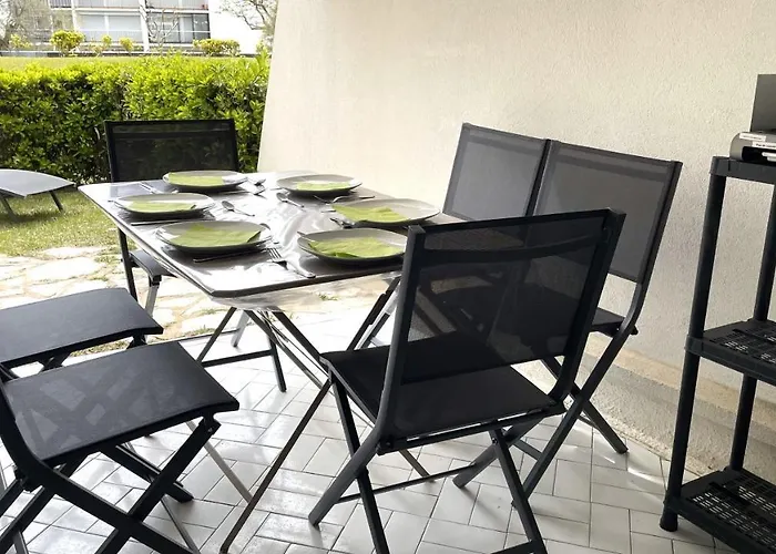 Classe Et Son Jardin A 2 Pas De La - Ac Fibre Parking